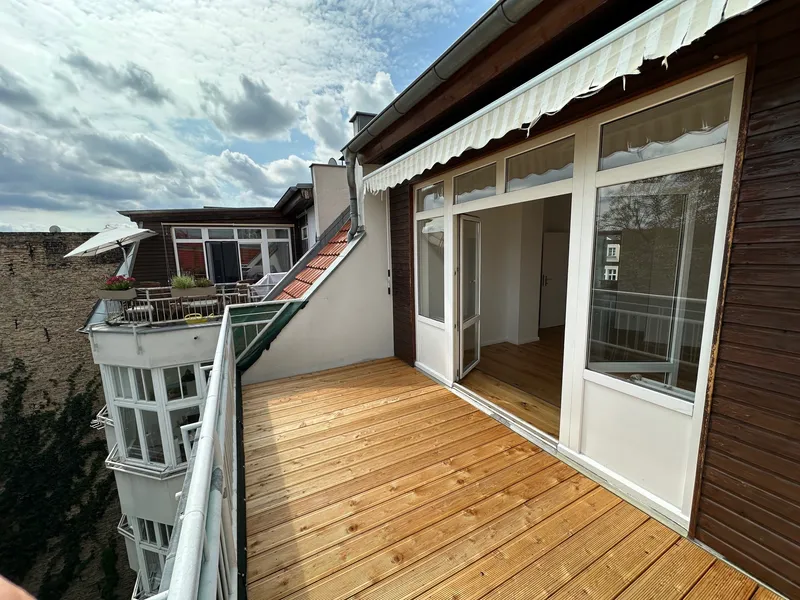 Zweitbezug nach Modernisierung, tolle Dachgeschosswohnung  mit Terasse, EBK und weitem Grünblick, — photo 1